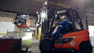H30 típusú dízelüzemű targonca – hidrosztatikus hajtás A H30 dízelüzemű targonca a Bohai Trimet Automotive vállalatnál dolgozik