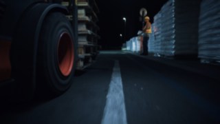 Video a Linde innovatív biztonsági mellényéről A Linde interaktív biztonsági mellénye veszélyhelyzetben figyelmezteti a targoncavezetőt és a gyalogosokat.