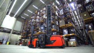 A Linde K szűkfolyosós targoncájával a be- és kitárolás, valamint a magasraktárbeli komissiózás egyaránt rugalmasan végezhető. Videó a Linde kombinált járművének működéséről és előnyeiről a magasraktárbeli raktározás és komissiózás során.