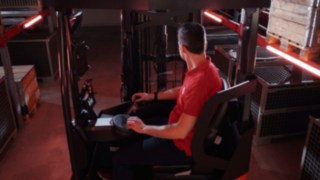 A targoncavezető a Linde Anyagmozgatás Ri16 sorozatú tolóoszlopos targoncája ergonomikus vezetőfülkéjében ül.