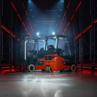 A Linde Anyagmozgatás Xi16 és E16 elektromos targoncái A Linde Anyagmozgatás Xi16 és E16 elektromos targoncái