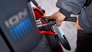 A Linde vállalattól vásárolt lítiumion-akkumulátorok újrahasznosítása az ártalmatlanítási szerződés keretében ingyenesen történik. A Linde E16-os elektromos targoncája töltés közben