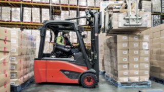 A Linde Anyagmozgatás elektromos targoncája működés közben