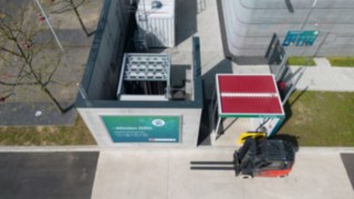 Tartályok, vezetékek, tárolás: az üzemanyagcellás technológiával ellátott járművek speciális infrastruktúrát igényelnek. Linde-jármű a hidrogéntöltő állomáson.