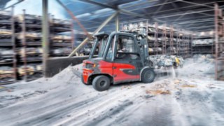 A Linde Anyagmozgatás X50 sorozatú elektromos targoncája rakományt szállít