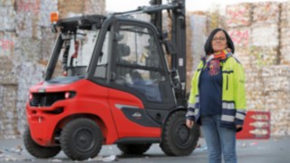 A Linde holisztikus járműfilozófiájának középpontjában a járművezetők állnak. Egy nő egy targonca előtt áll egy üzemben