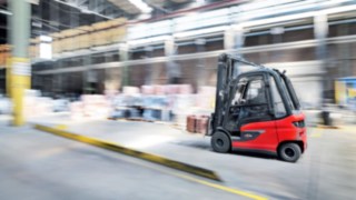 A Linde Anyagmozgatás E30 emelővillás targoncája munka közben a WDI Hamm cégnél. A Linde Anyagmozgatás E30 emelővillás targoncája Linde Steer Control rendszerrel