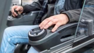 A Linde Steer Control mini vezérlőkerekes változata nehéz munka közben A Linde Steer Control mini vezérlőkereke