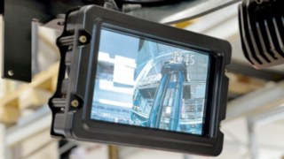 A Linde Vision Rendszer a tolóoszlopon és a tetőn elhelyezett kamerák képeit továbbítja. A Linde Vision Rendszer képernyője a felszerelt kamerák képeit mutatja