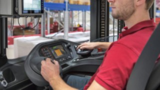 A többfunkciós vezérlőkar működtetése hozzájárul a pontos és biztonságos manőverezéshez, és segít elkerülni a baleseteket. A munkatárs a Linde Anyagmozgatás egyik járművében kezeli a többfunkciós vezérlőkart