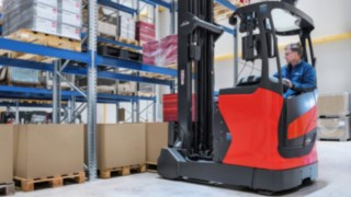 A többfunkciós Linde vezérlőkarral a 1120 gyártási sorozathoz tartozó tolóoszlopos targoncák minden központi vezérlőfunkcióját egy kézzel lehet irányítani. A munkatárs a Linde Anyagmozgatás egyik járművére pakolja fel az árut