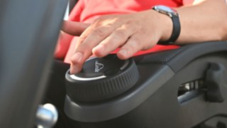 A Linde Steer Control kezelési koncepciója mini vezérlőkerekes és joystickos változatban is elérhető. Linde Steer Control mini vezérlőkerék