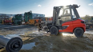 Mindegy, hogy a szabadban vagy beltérben – elektromos targoncáink a kihívások széles skálájának megfelelnek. A Linde Anyagmozgatás X45 elektromos targoncája kültéri használatban.