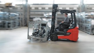 Egy csoport a munkakörnyezetet elemzi egy logisztikai csarnokban.