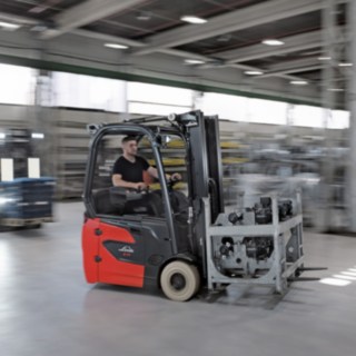 A Linde E14 – E20 sorozatú targoncái ideális választást jelentenek szűk raktári vagy gyártási környezetben. Az E14 munka közben.