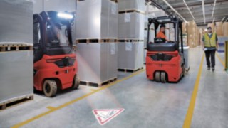 A Linde TruckSpot fényjellel hívja fel a figyelmet a közeledő járműre. A Linde TruckSpot használat közben