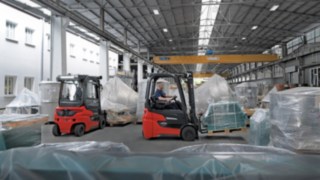 A Linde Anyagmozgatás Xi16 – Xi20 sorozatú elektromos targoncái raktárban.