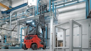 Linde elektromos ellensúlyos targonca egy modern gyártócsarnokban 