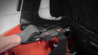 Egy dolgozó a Linde elektromos targoncáját tölti