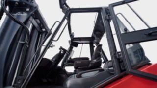A nagy üvegfelületek a vezető számára minden irányban jó kilátást biztosítanak. A Linde Anyagmozgatás elektromos nehéztargoncáinak vezetőfülkéin lévő nagy üvegfelületek jó kilátást tesznek lehetővé.
