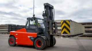 A Linde E160 elektromos nehéztargoncája kültéri alkalmazásban.