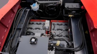 A vezeték nélküli adatátvitelnek köszönhetően az elektromos nehéztargoncák integrálhatóak az Ön flottakezelési rendszerébe. Bepillantás a Linde Anyagmozgatás elektromos nehéztargoncájának belsejébe.