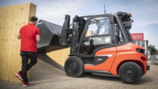 A Linde új H50 belsőégésű motoros targoncája a World of Material Handling 2022 kiállításon.