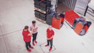 Kimsy, Luis és Peter Klug az árubeérkezésnél a WoMH 2022 kiállításon