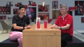 Stefan Prokosch és Kimsy von Reischach beszélget a World of Material Handling 2022 kiállításon. Stefan Prokosch és Kimsy von Reischach a World of Material Handling 2022 kiállításon.