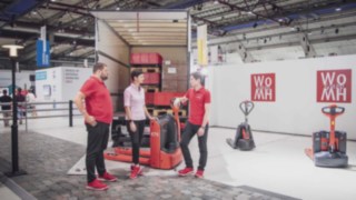 Luis és Kimsy találkoznak Sven Bilz-cel és megismerik a Linde Last Mile megoldásait a WoMH 2022 kiállításon.