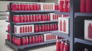 A World of Material Handling 2022 kiállításon a raktárban Linde-palackokat gyártottak.