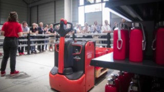 A Linde T16 alacsony emelésű raklapszállító a WoMH 2022 kiállításon. A Linde T16 alacsony emelésű raklapszállító a WoMH 2022 kiállításon.