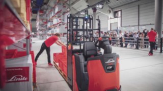 Luis és Kimsy felfedezi a komissiózás világát a World of Material Handling kiállításon.