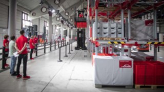 A Linde K szűkfolyosós berendezése használat közben a WoMH 2022 kiállításon. A Linde K szűkfolyosós berendezése használat közben a WoMH 2022 kiállításon.