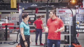 Luis és Kimsy a World of Material Handling 2022 kiállításon megismerkednek az automatizálási lehetőségekkel a termelésellátás területén.