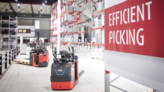 Kimsy és Luis megismerkednek a Linde megújult komissiózó-portfóliójával a WomH 2022 kiállítás során.