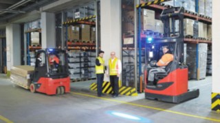 A Linde Safety Scan nyomán bevezetett intézkedések ellenőrzése helyben történik Két ember a Bluespotokat ellenőrzi egy raktárcsarnokban