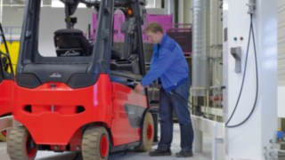 Hatékonyság és klímavédelem a Linde hidrogén-üzemanyagcelláival A Linde Anyagmozgatás hidrogén-üzemanyagcellás targoncája
