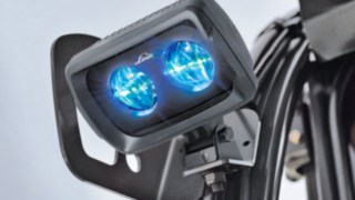 A Linde MH Linde BlueSpot™ megoldása A Linde MH Linde BlueSpot™ megoldása fényjel segítségével figyelmeztet rá, hogy jármű közeledik.