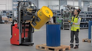 Egy dolgozó a Linde MH egy távvezérlésű, robbanásbiztos elektromos raklapemelőjét kezeli