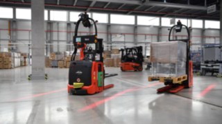 A Linde L-MATIC sorozatú automatizált targoncája biztonságosan és hatékonyan rakodik. A Linde L-MATIC sorozatú automatizált targoncája