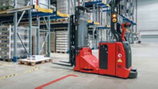 A Linde Anyagmozgatás egy automatizált elektromos raklapemelője használat közben.