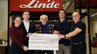 A „StaplerCup hilft e.V.” egyesület adományátadóján az Aschaffenburger Kinderträume a kedvezményezett Öt ember csoportot alkotva hatalmas csekket tart, amelyet a Linde az Aschaffenburger Kinderträume nevére állított ki 10 000 euróról.