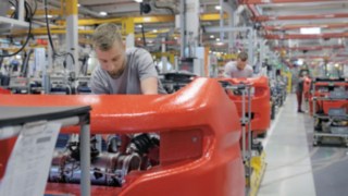 Vegyes szerelésű platformkoncepciónk az erőforrások hatékony megtakarítását teszi lehetővé. Számos gyári technikus dolgozik a Linde targoncákon.