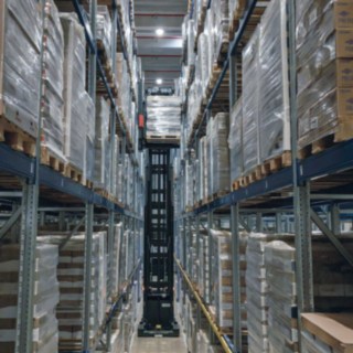 A Linde MH K-MATIC sorozatú automatizált szűkfolyosós targoncája raklapot tárol be.