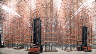 A KOMSA AG szűkfolyosós raktárában Linde K-sorozatú kombi járművek támogatják a műveleteket. A Linde K-sorozatú kombi járművek a KOMSA AG vállalatnál használatban