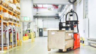 A Linde L-MATIC raklapemelője akár 1200 kg tömegű rakományt is elbír. A Linde L-MATIC raklapemelője a raktári feladatok végzése közben